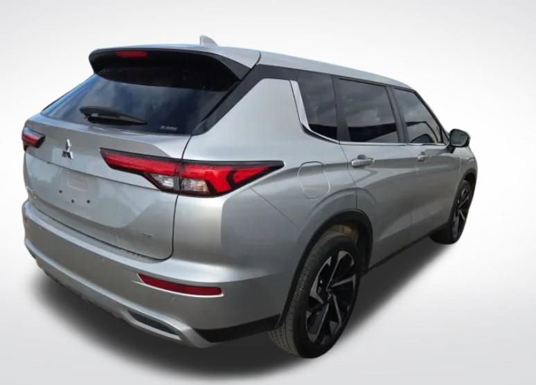 Used 2022 Mitsubishi Outlander SE image 3