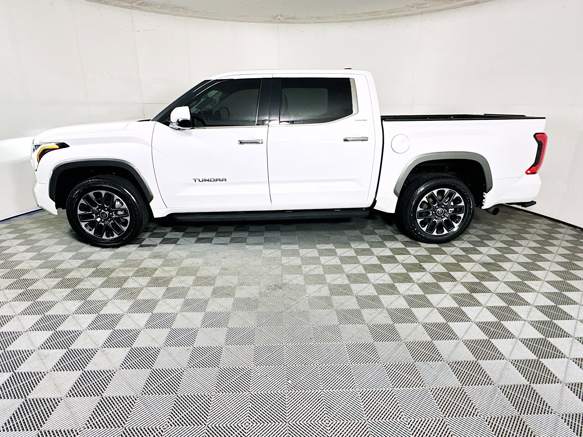 Used 2022 Toyota Tundra Limited image 6