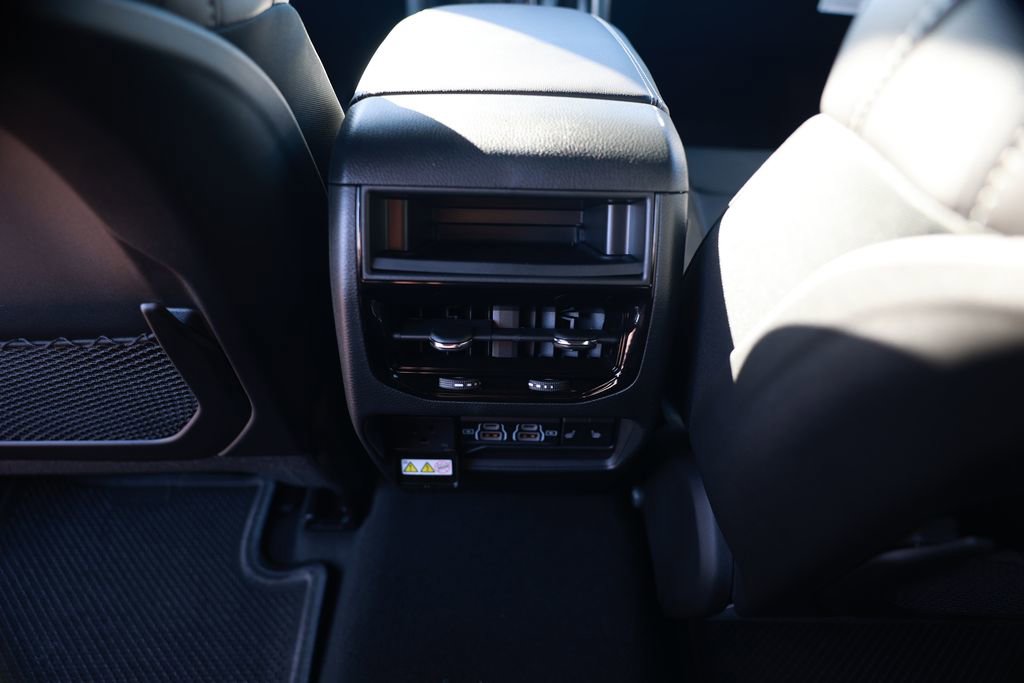 New 2025 Jeep Grand Cherokee Limited w/ Black Appearance Package image 27