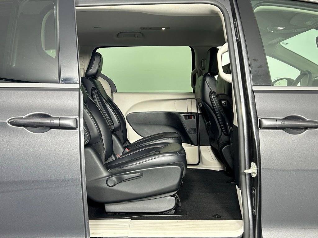 Used 2023 Chrysler Pacifica Touring-L image 11
