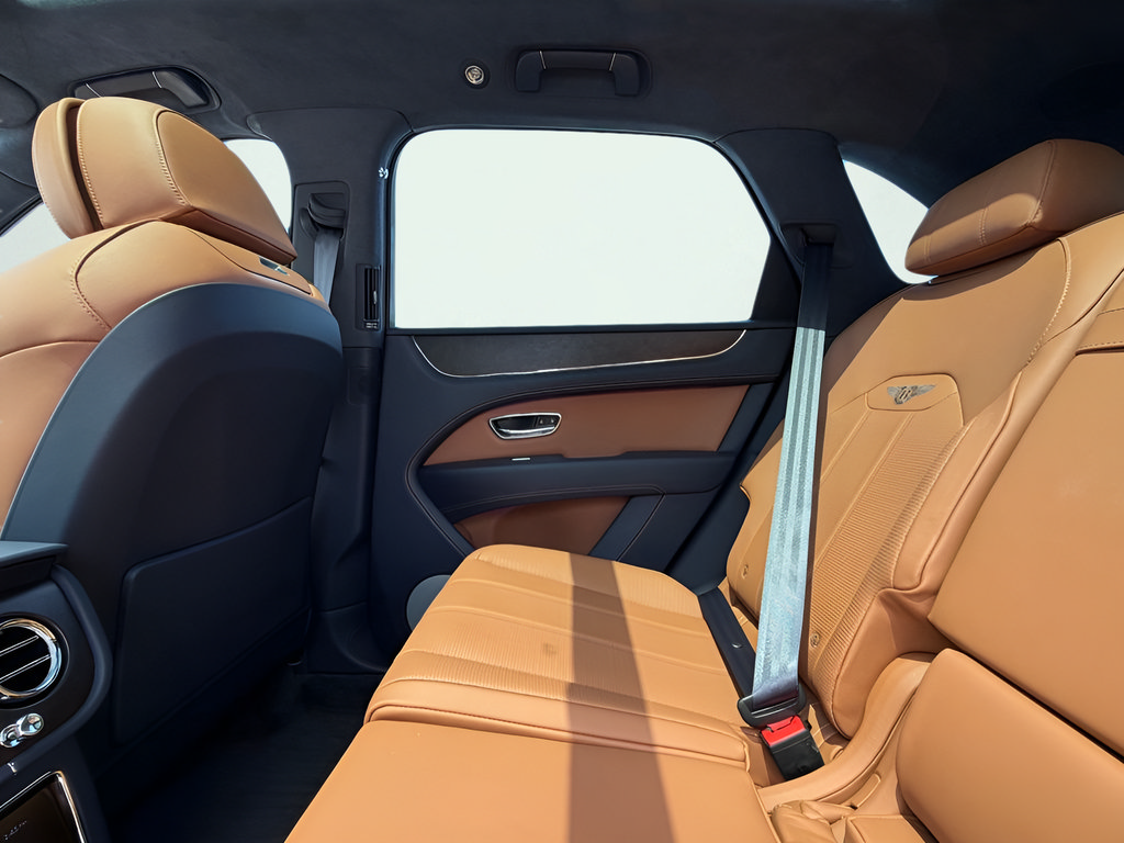 Used 2023 Bentley Bentayga AWD/4WD image 43