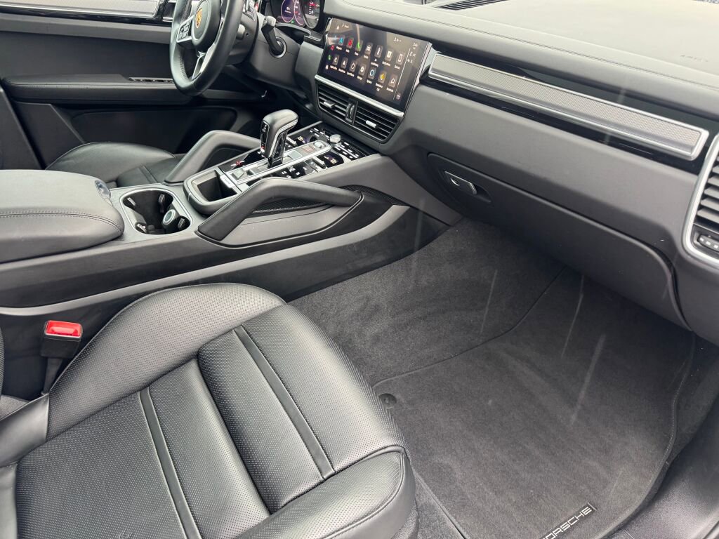 Used 2023 Porsche Cayenne Platinum Edition image 20