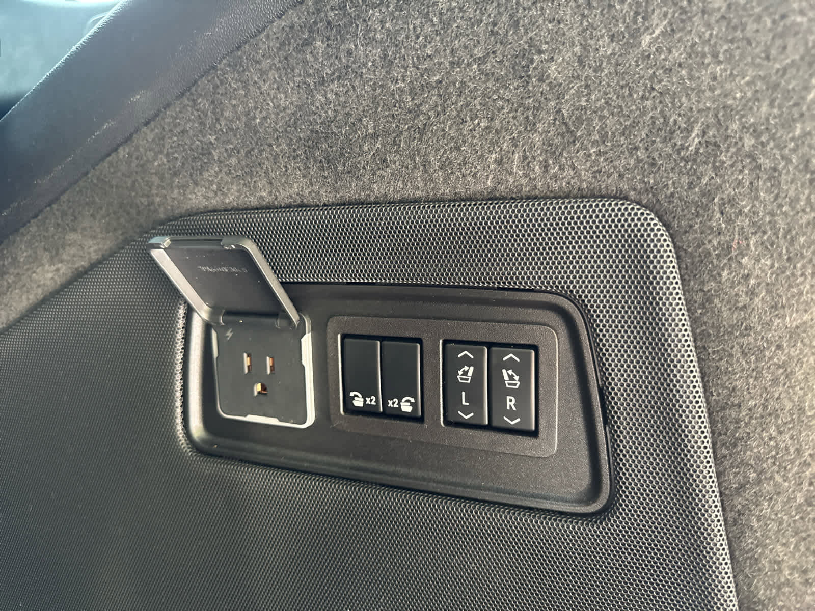 Used 2023 Cadillac Escalade Sport Platinum w/ LPO, ONYX Package image 29