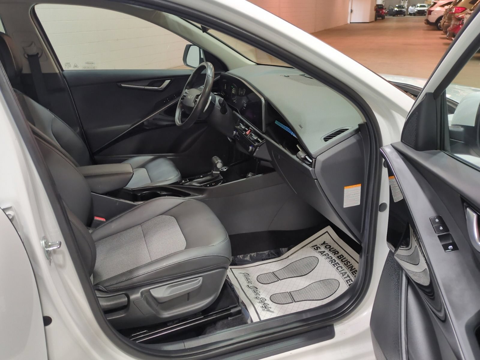 Certified 2024 Kia Niro EX FWD image 9