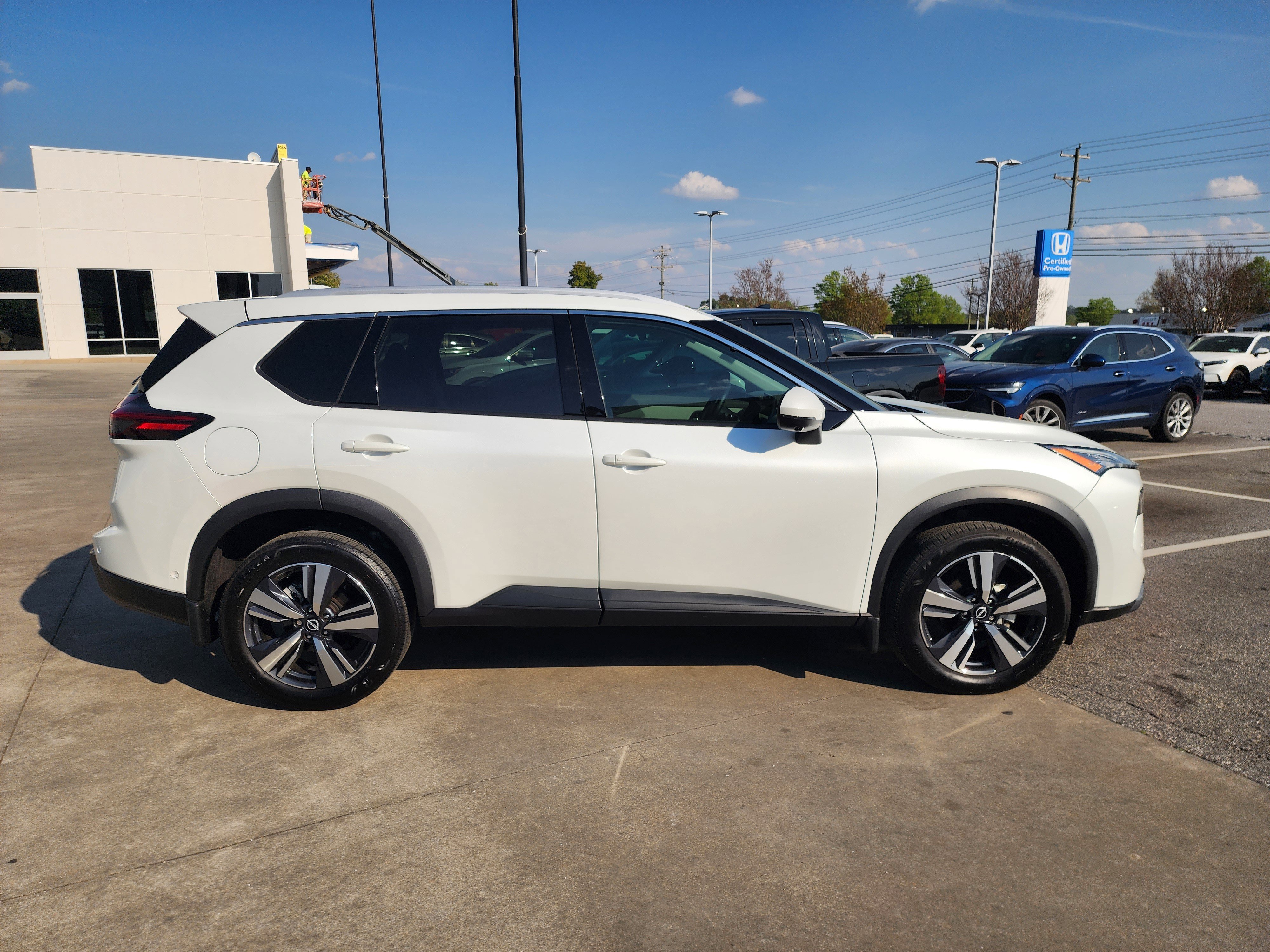 Used 2024 Nissan Rogue SL image 3