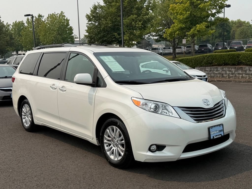 Used 2015 Toyota Sienna XLE w/ XLE Navigation Package FWD image 2