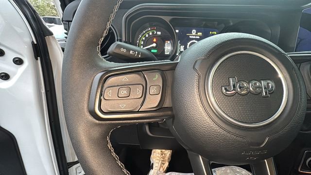 Used 2025 Jeep Wrangler Unlimited Rubicon 4xe w/ Convenience Group AWD/4WD image 17