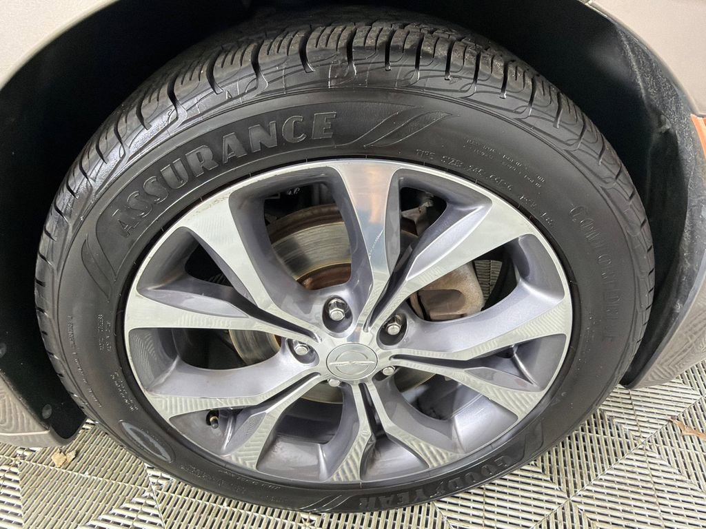 Used 2018 Chrysler Pacifica Limited w/ Tire & Wheel Group FWD image 14