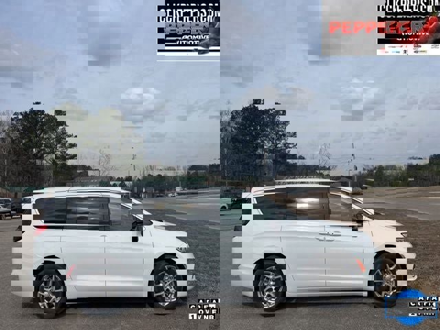 Used 2026 Chrysler Pacifica Select image 4