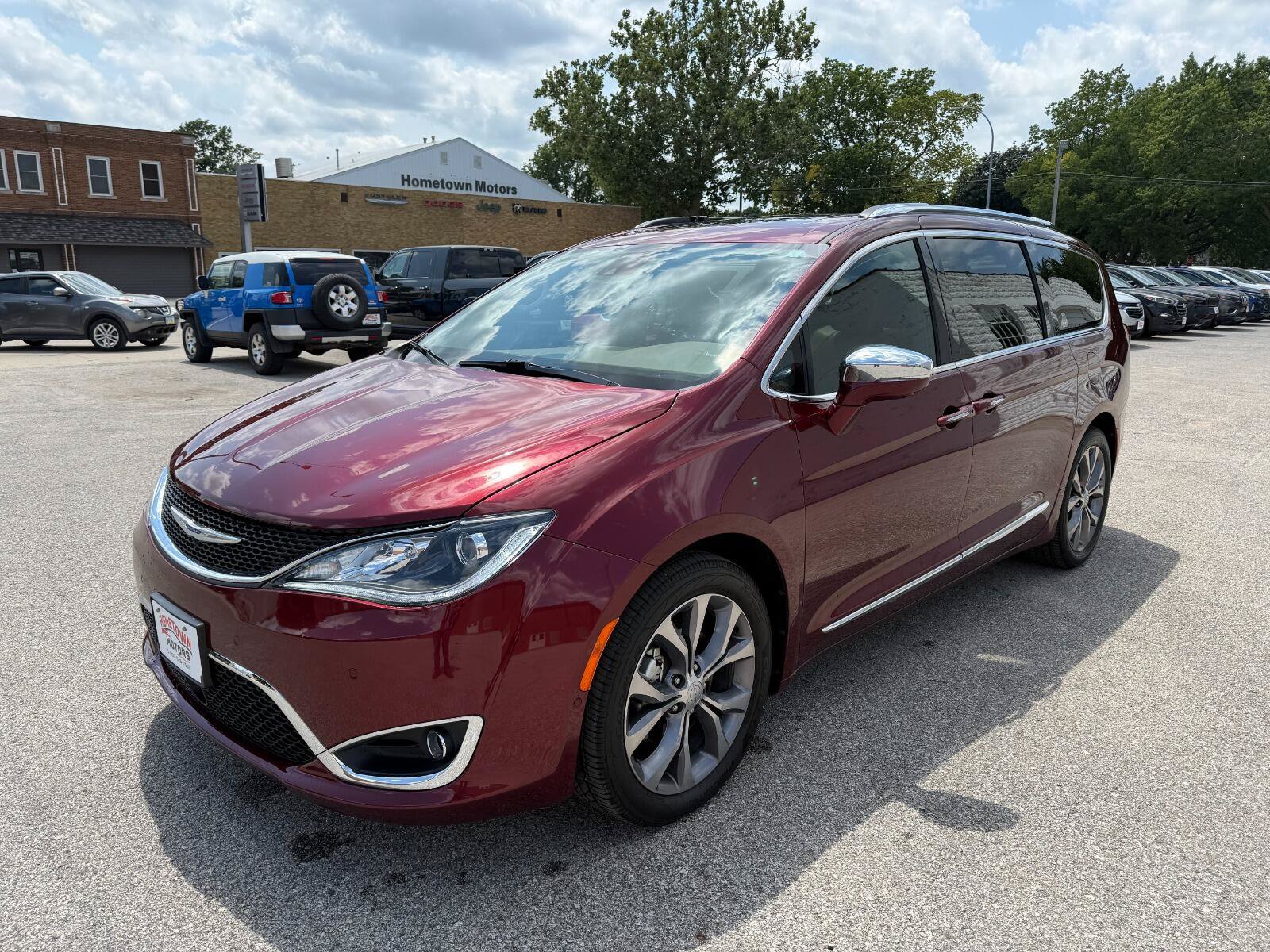 Used 2018 Chrysler Pacifica Limited w/ Tire & Wheel Group FWD image 1