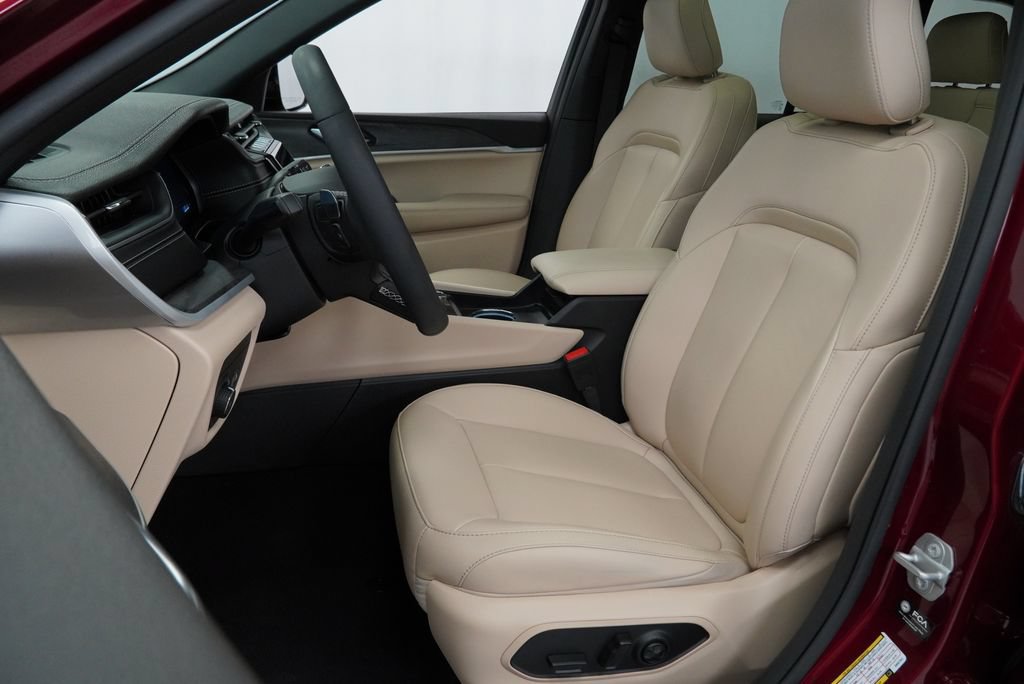Certified 2025 Jeep Grand Cherokee Limited AWD/4WD image 16