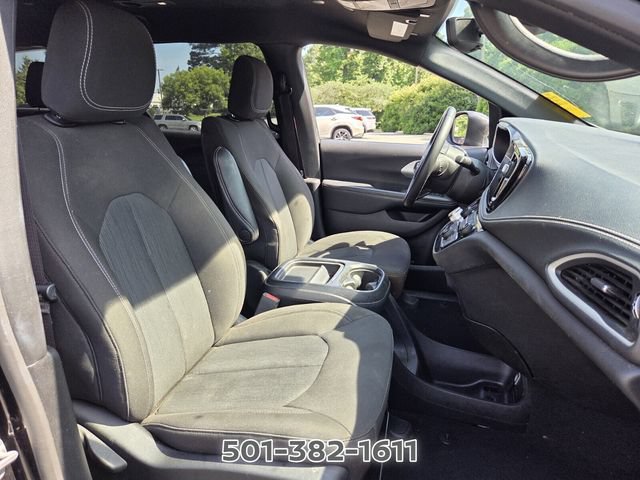 Used 2023 Chrysler Pacifica Touring FWD image 16