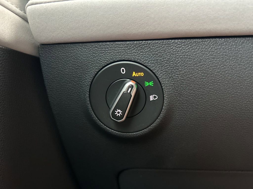 Certified 2025 Volkswagen Taos SE w/ Panoramic Sunroof Package image 31