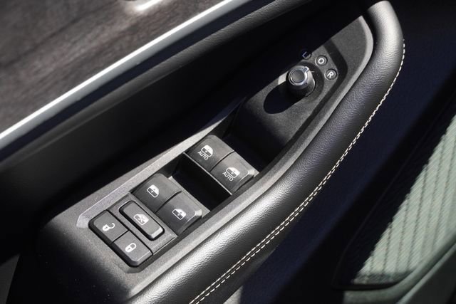 Used 2024 Jeep Grand Cherokee L Limited w/ Black Appearance Package image 23