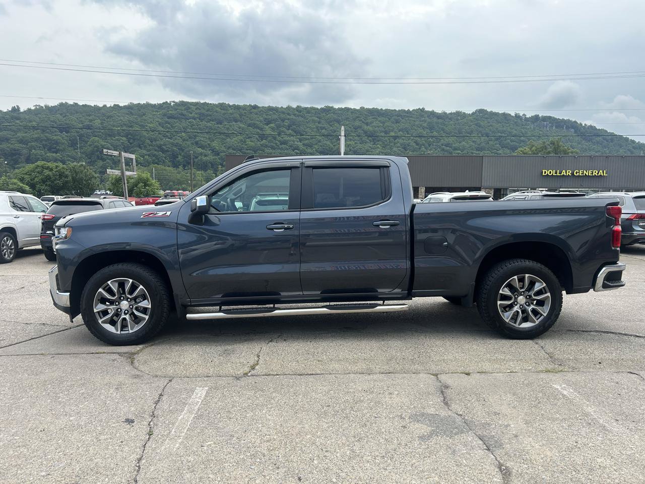 Used 2022 Chevrolet Silverado 1500 LT AWD/4WD image 4