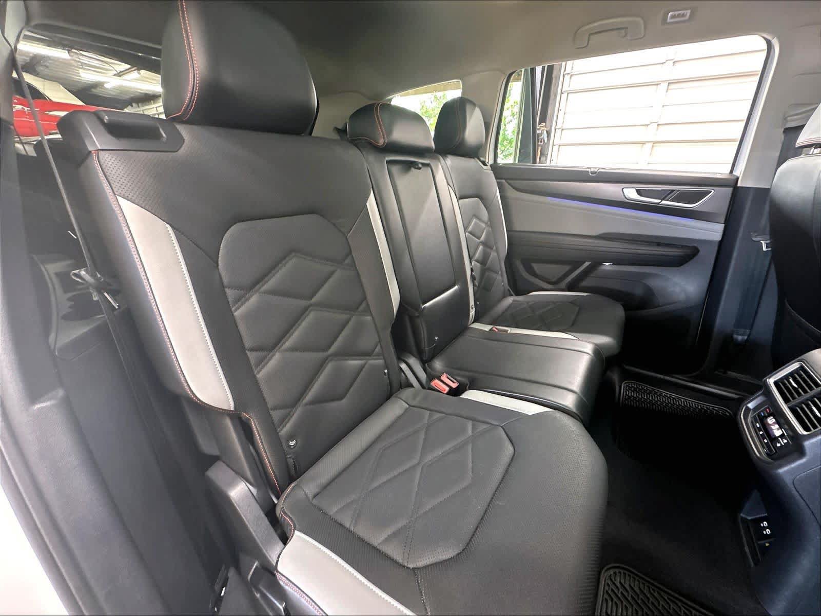 Used 2024 Volkswagen Atlas Peak Edition SE AWD/4WD image 28