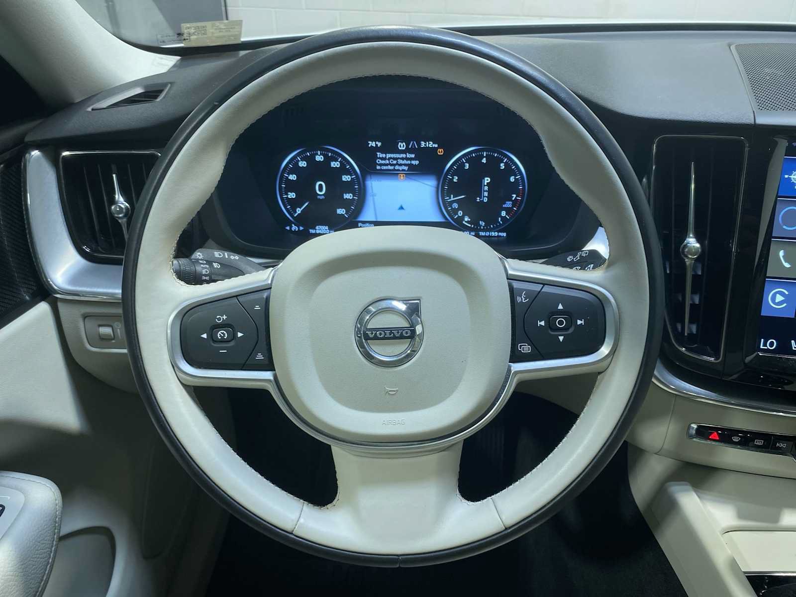 Used 2019 Volvo XC60 T5 Momentum w/ Multimedia Package AWD/4WD image 15