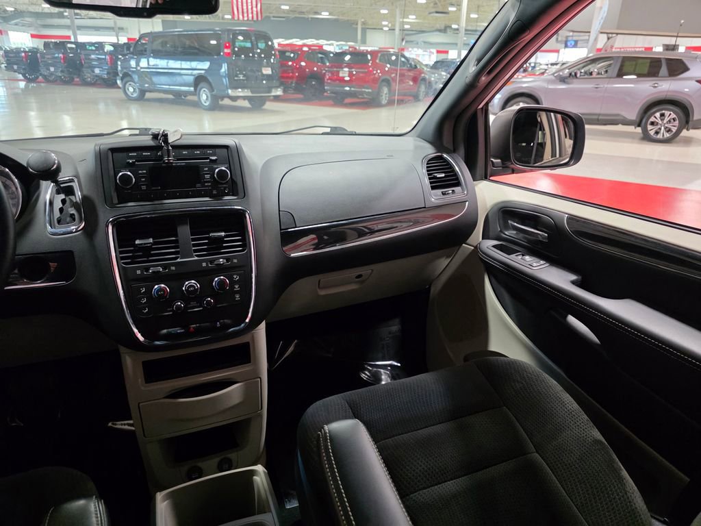 Used 2016 Dodge Grand Caravan SE FWD image 15