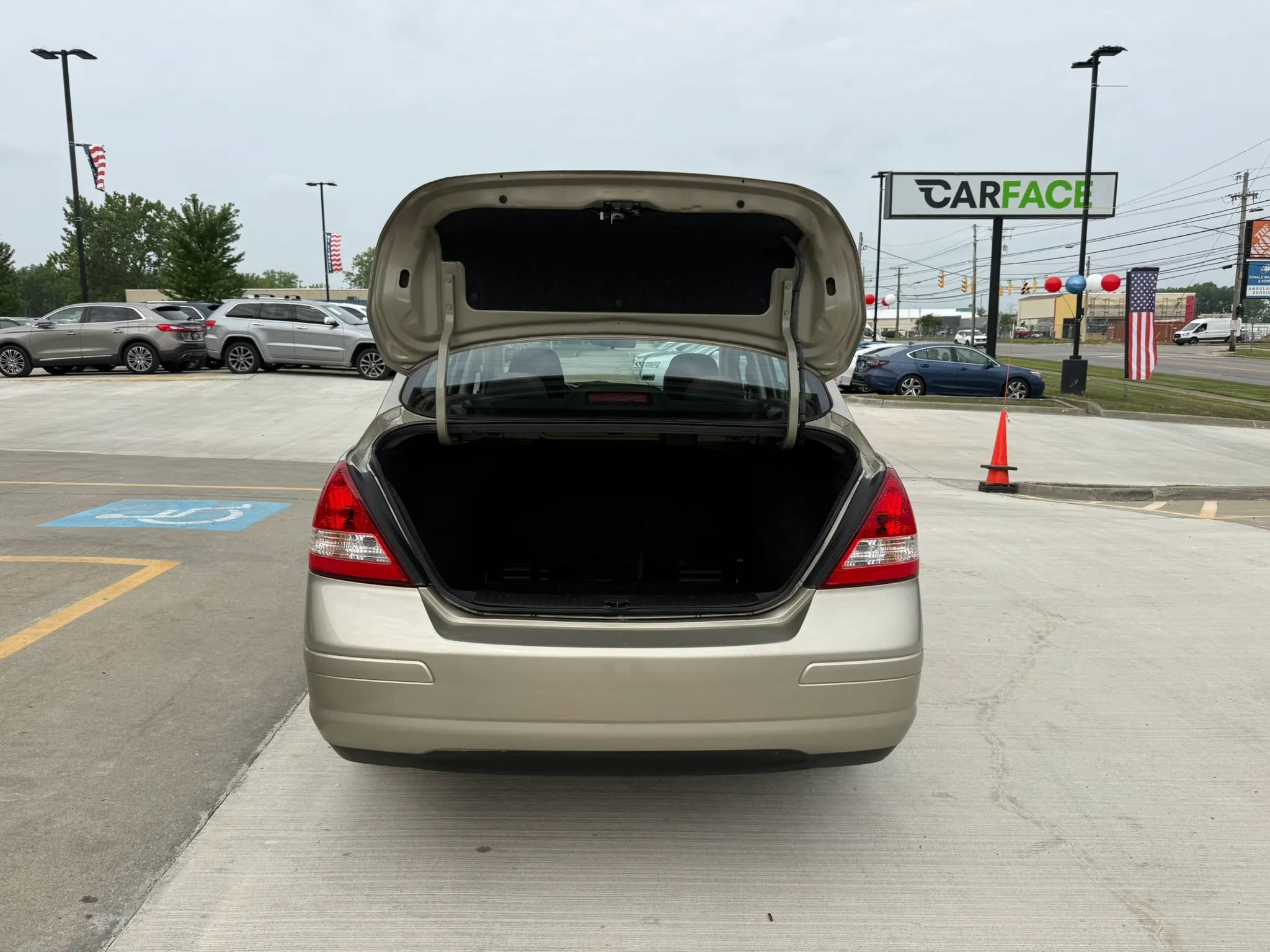 Used 2009 Nissan Versa Sedan w/ Convenience Pkg FWD image 13