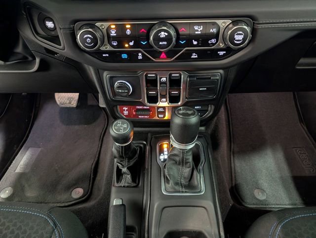 Used 2025 Jeep Wrangler Unlimited Rubicon 4xe w/ Convenience Group AWD/4WD image 21
