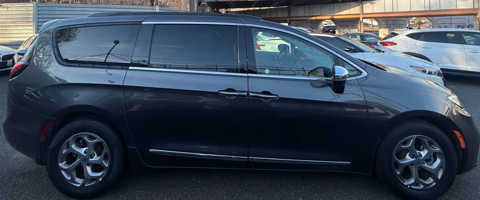 Used 2023 Chrysler Pacifica Limited image 4