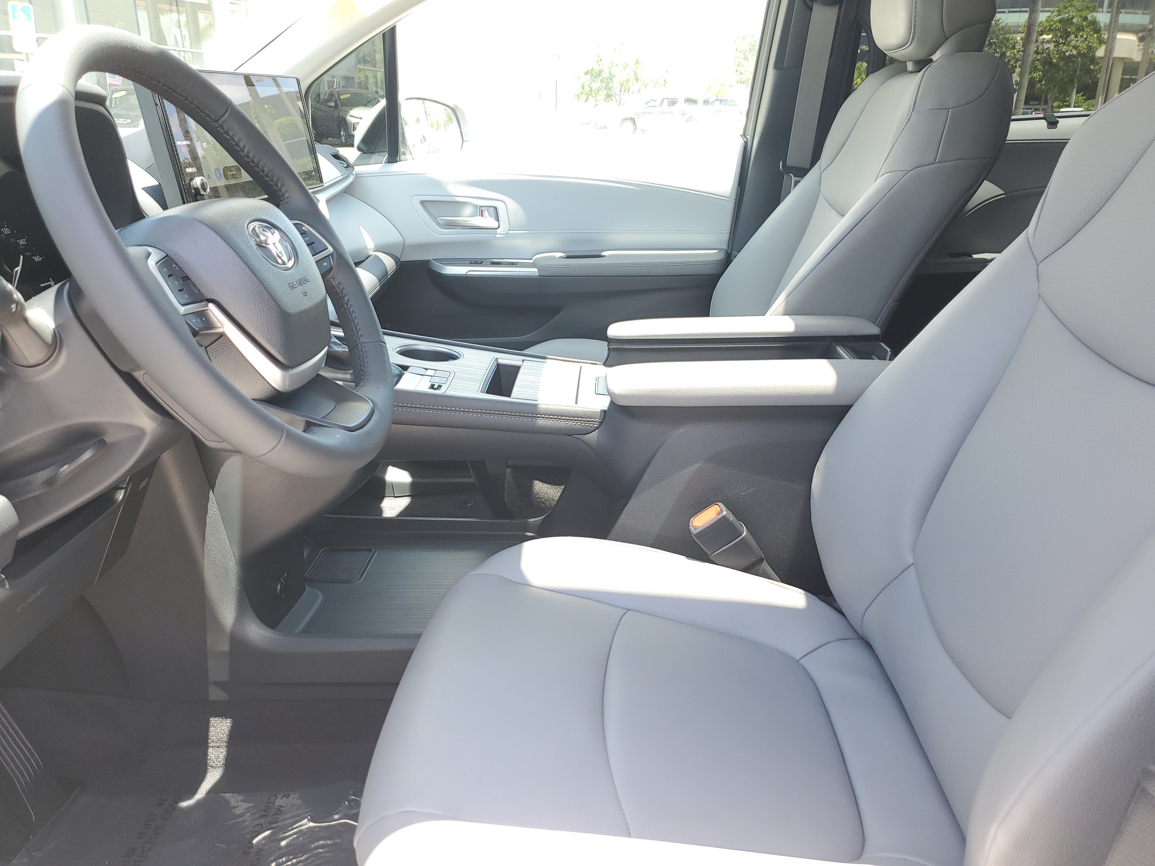 Certified 2025 Toyota Sienna XLE FWD image 19