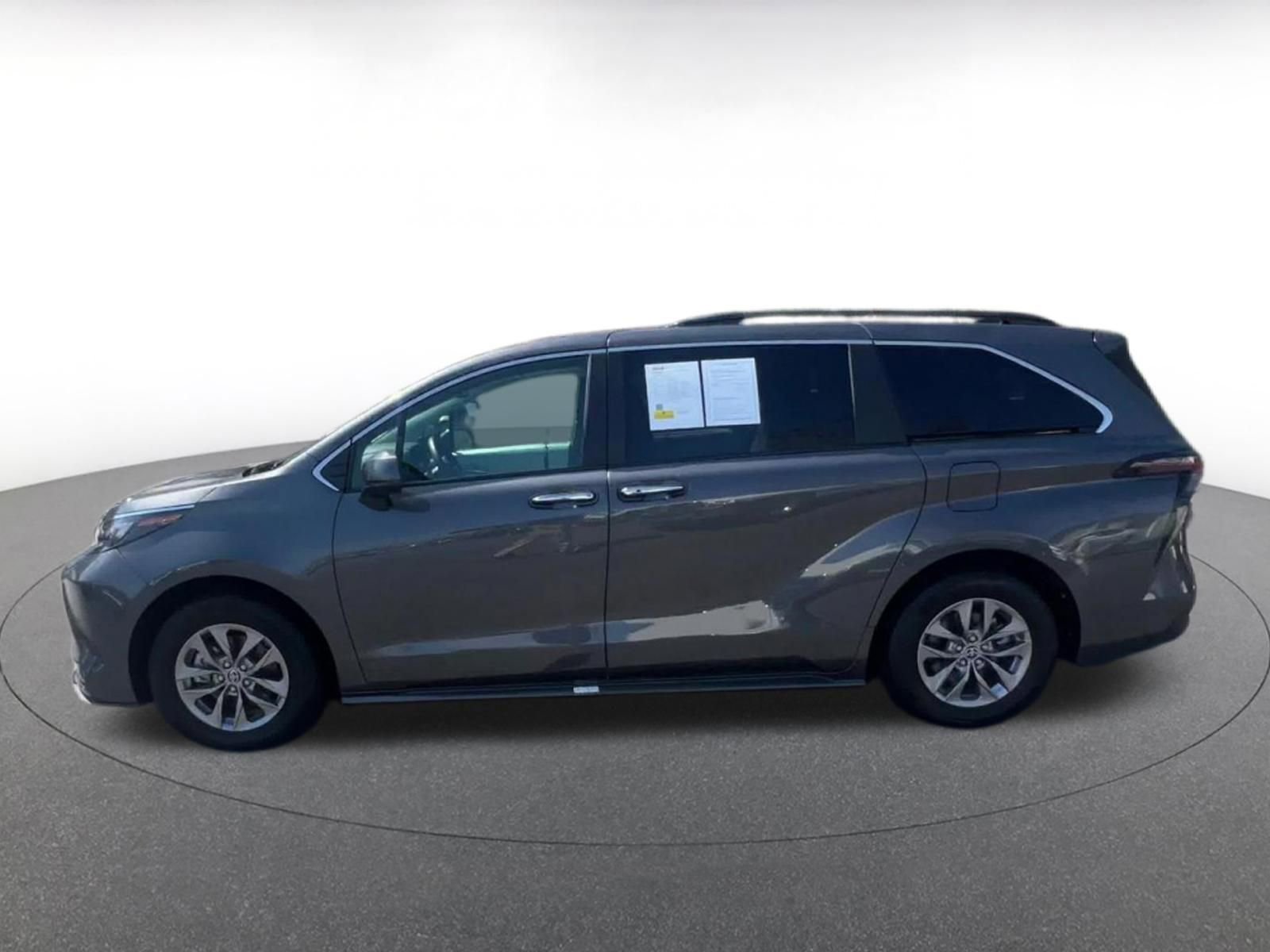 Used 2025 Toyota Sienna XLE image 9