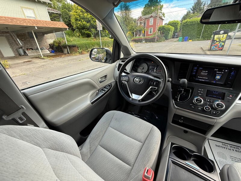 Used 2016 Toyota Sienna LE FWD image 18