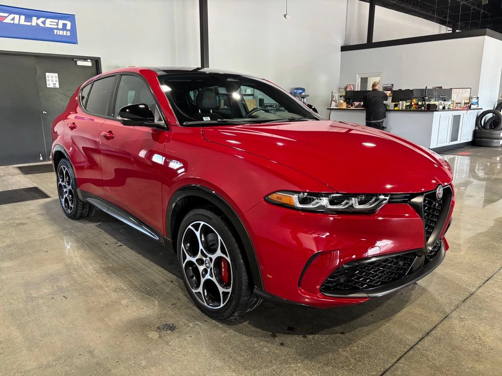 Used 2024 Alfa Romeo Tonale Veloce w/ Active Assist Package AWD/4WD image 4