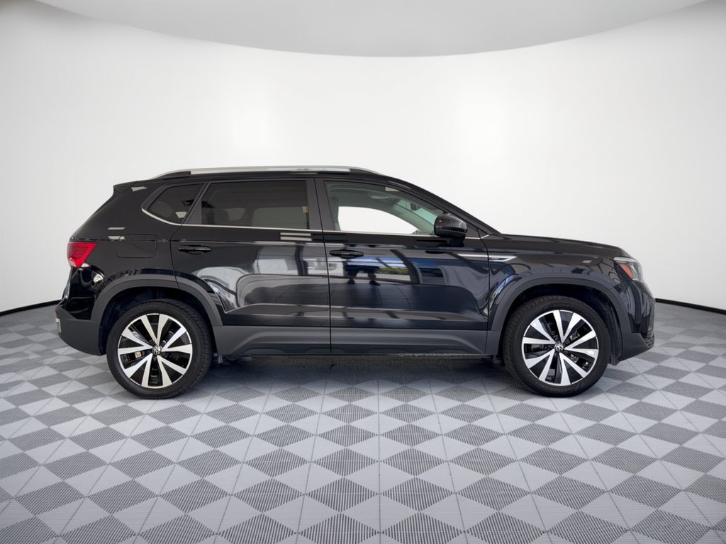 Used 2023 Volkswagen Taos SE w/ Panoramic Sunroof Package FWD image 8