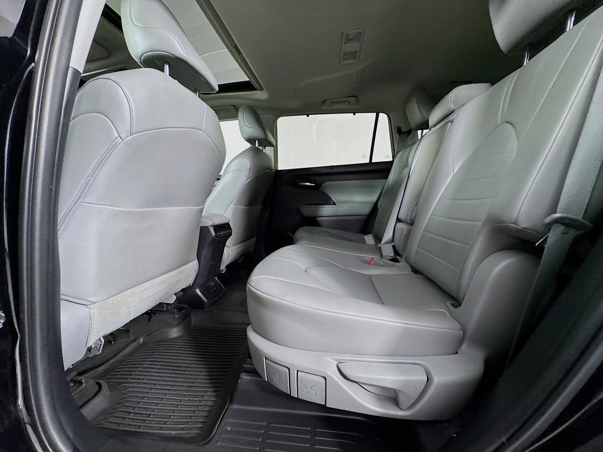 Used 2023 Toyota Highlander XLE AWD/4WD image 24