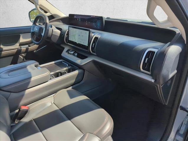 Used 2025 Ford Expedition Active image 24