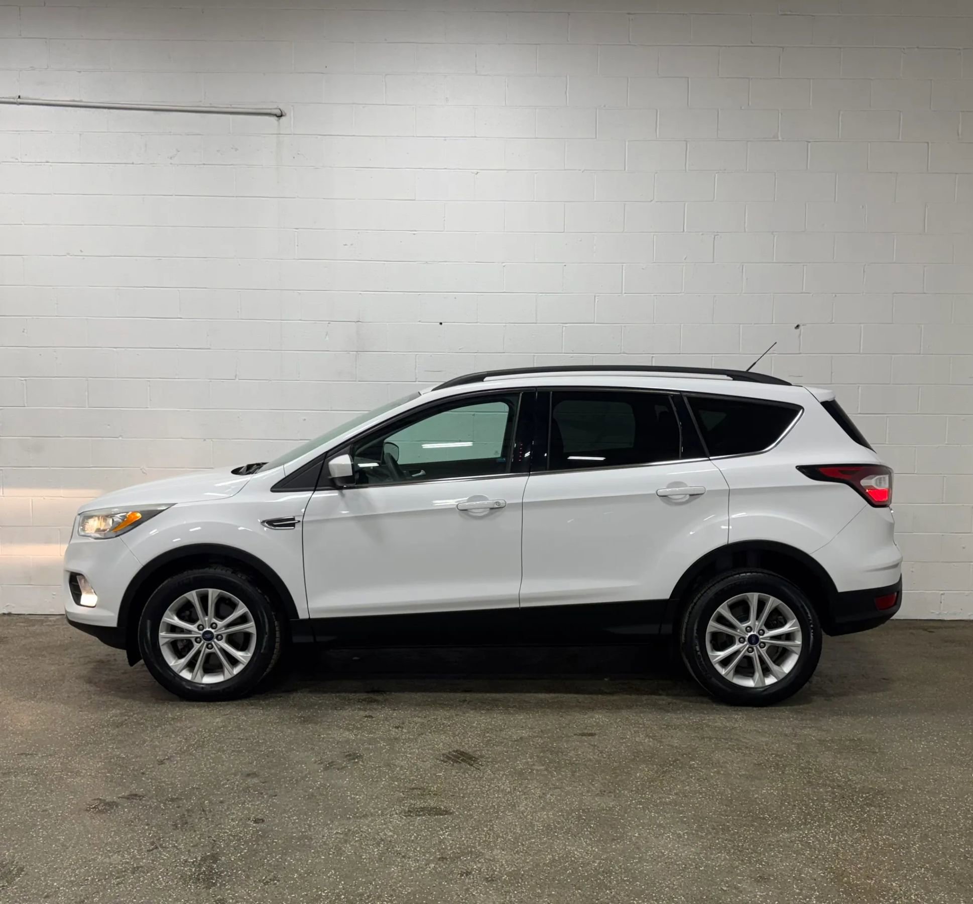 Used 2017 Ford Escape SE w/ Equipment Group 201A image 6