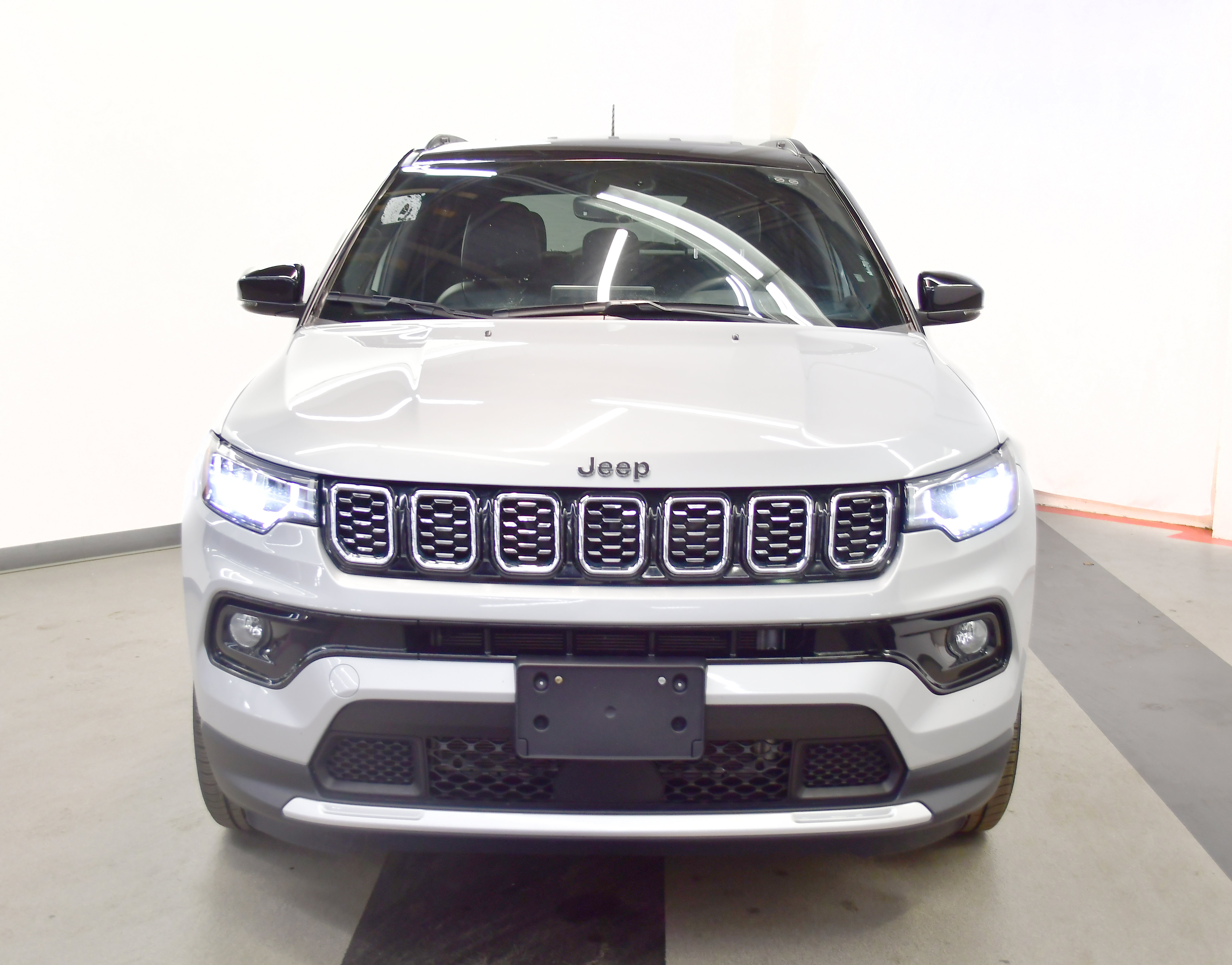 Used 2025 Jeep Compass Limited AWD/4WD image 3
