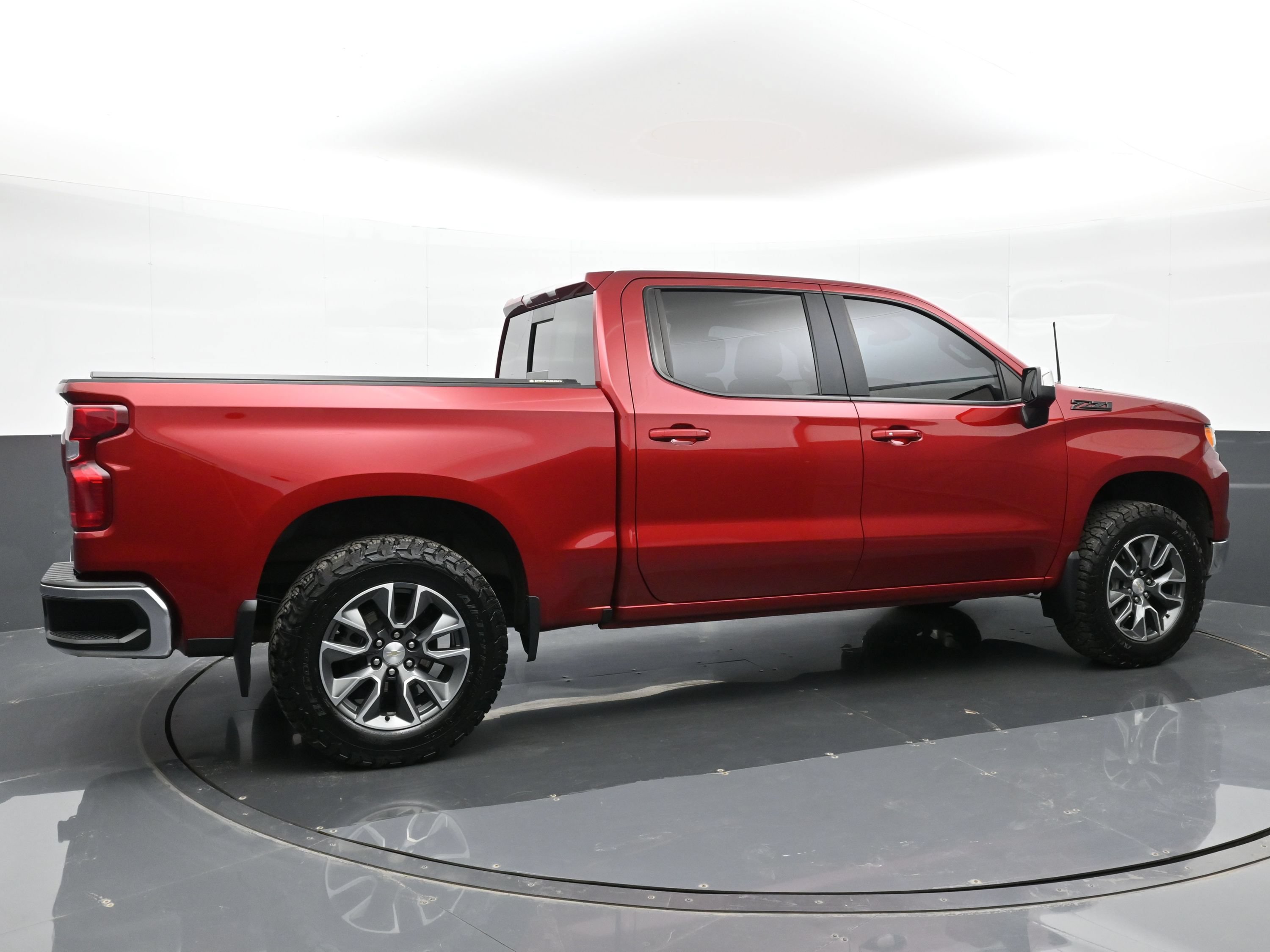 Used 2023 Chevrolet Silverado 1500 LT AWD/4WD image 5