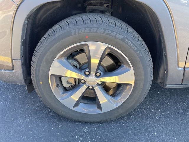 Used 2019 Jeep Cherokee Limited w/ Luxury Group image 2