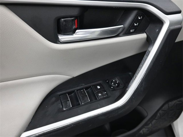 Used 2020 Toyota RAV4 XLE Premium image 15