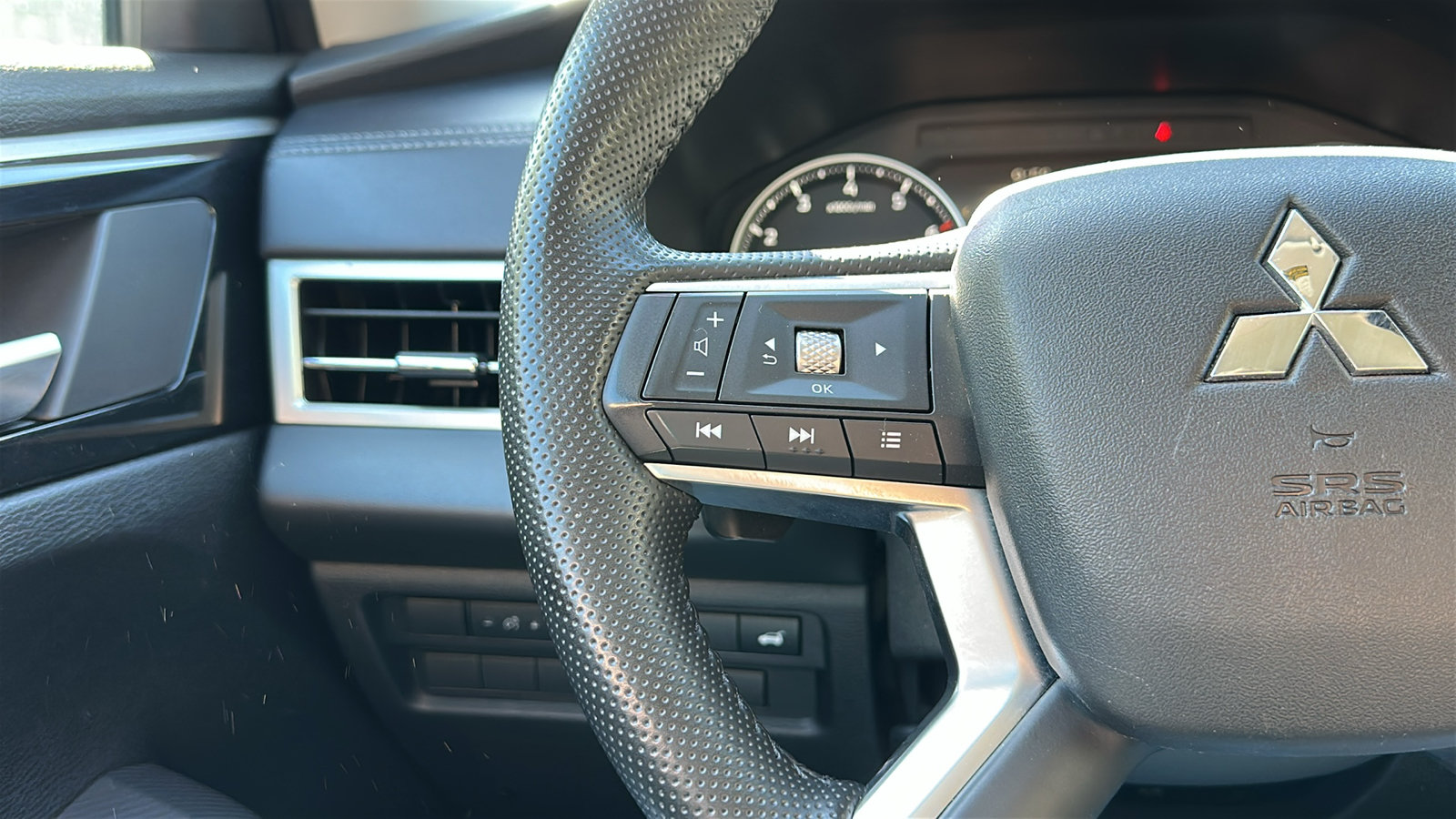 Used 2025 Mitsubishi Outlander SE AWD/4WD image 16
