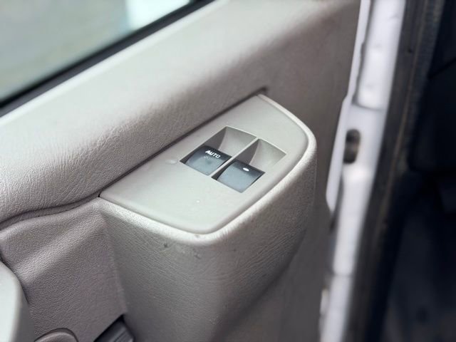 Used 2018 Chevrolet Express 2500 w/ Driver Convenience Package RWD image 15