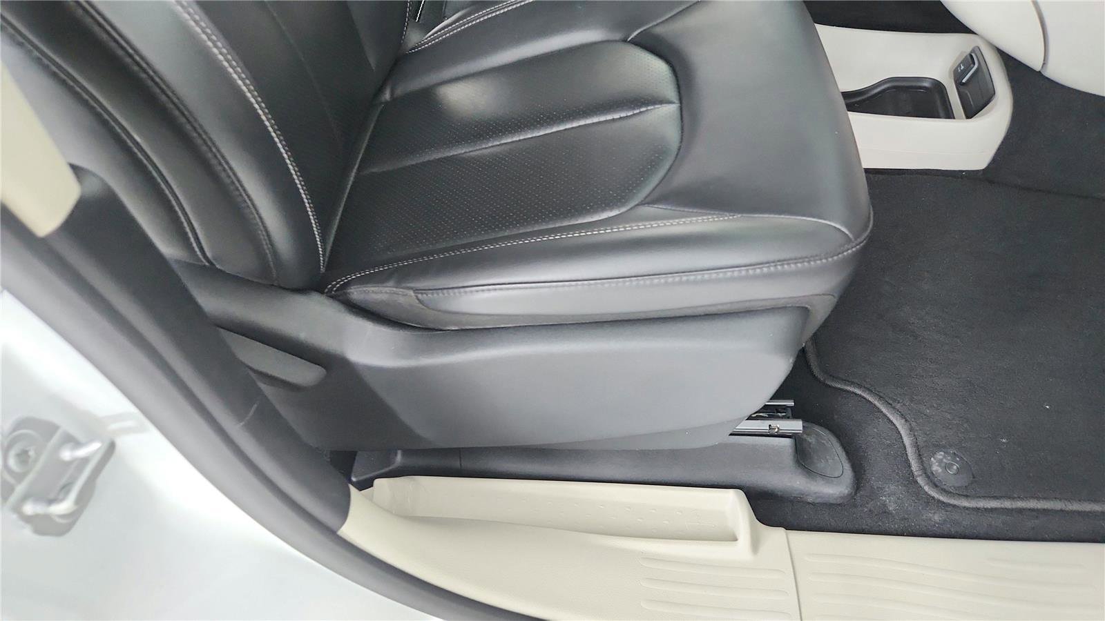 Used 2023 Chrysler Pacifica Touring-L FWD image 20