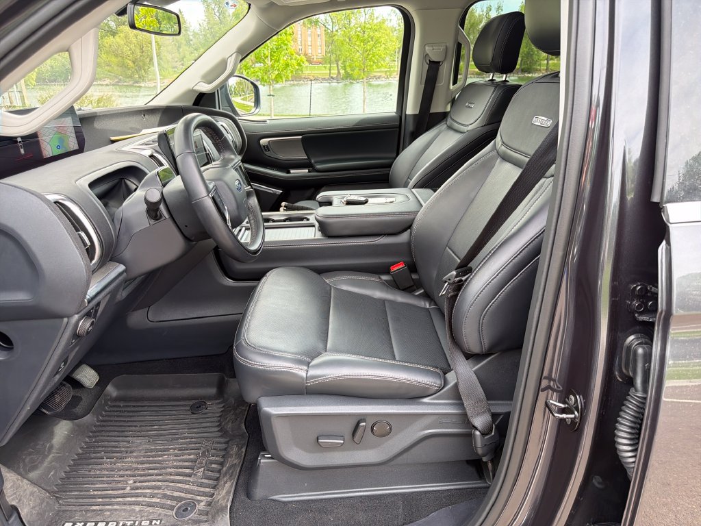 Used 2025 Ford Expedition Platinum w/ Driver's Package AWD/4WD image 11