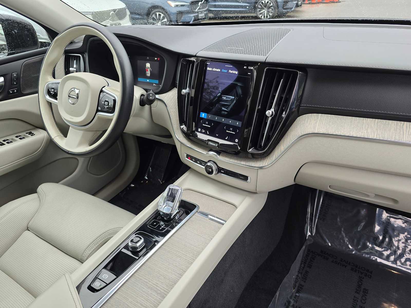 Certified 2023 Volvo XC60 B5 Ultimate w/ Climate Package image 10