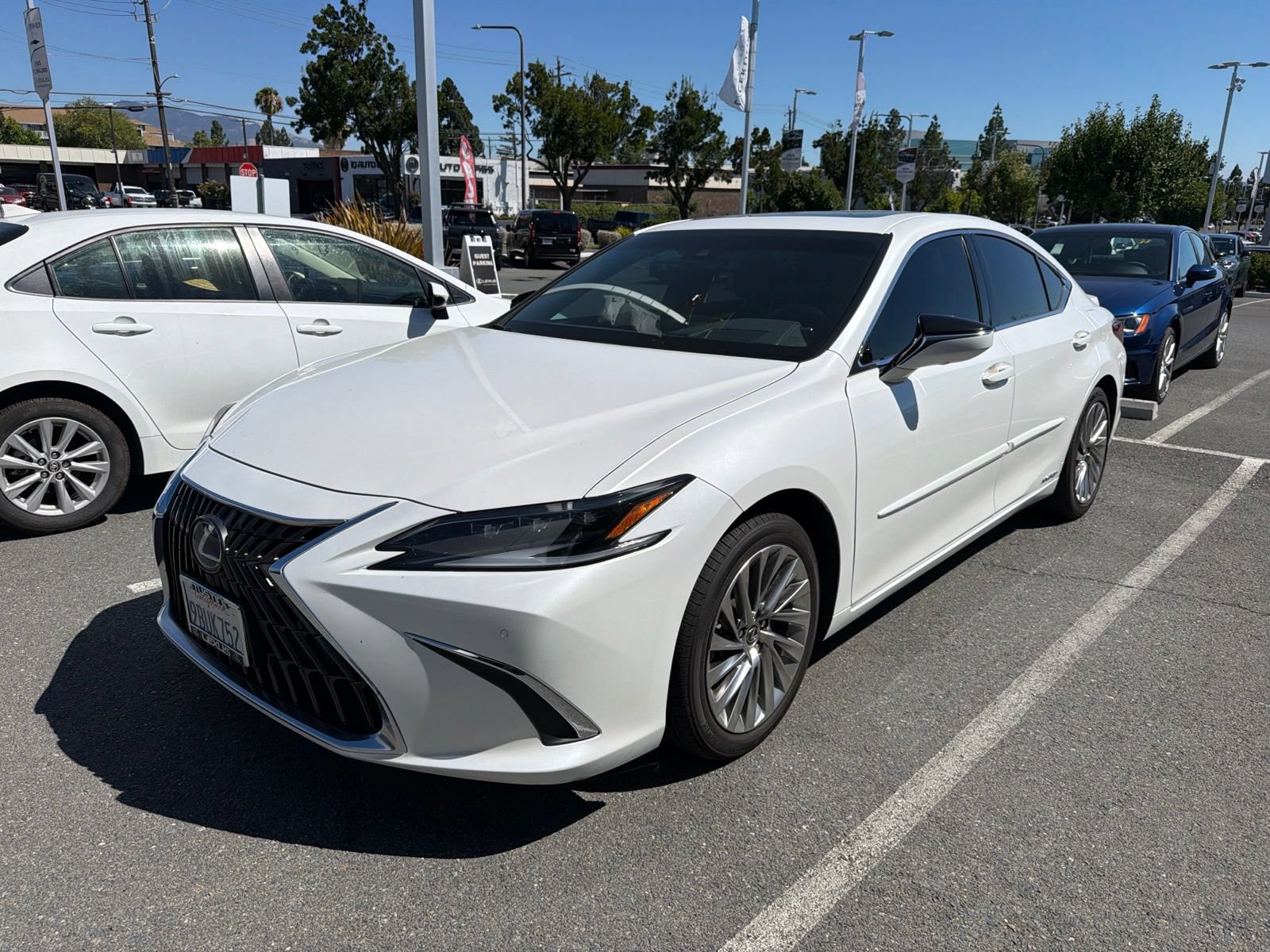 Used 2022 Lexus ES 300h w/ Accessory Package FWD image 3