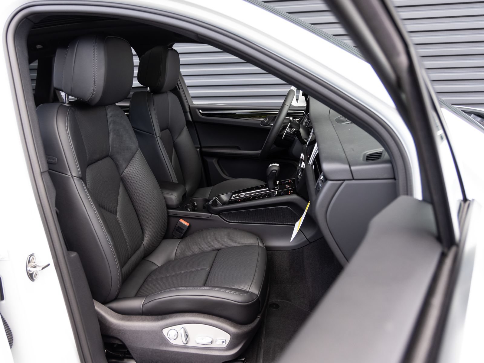 Certified 2026 Porsche Macan AWD/4WD image 33