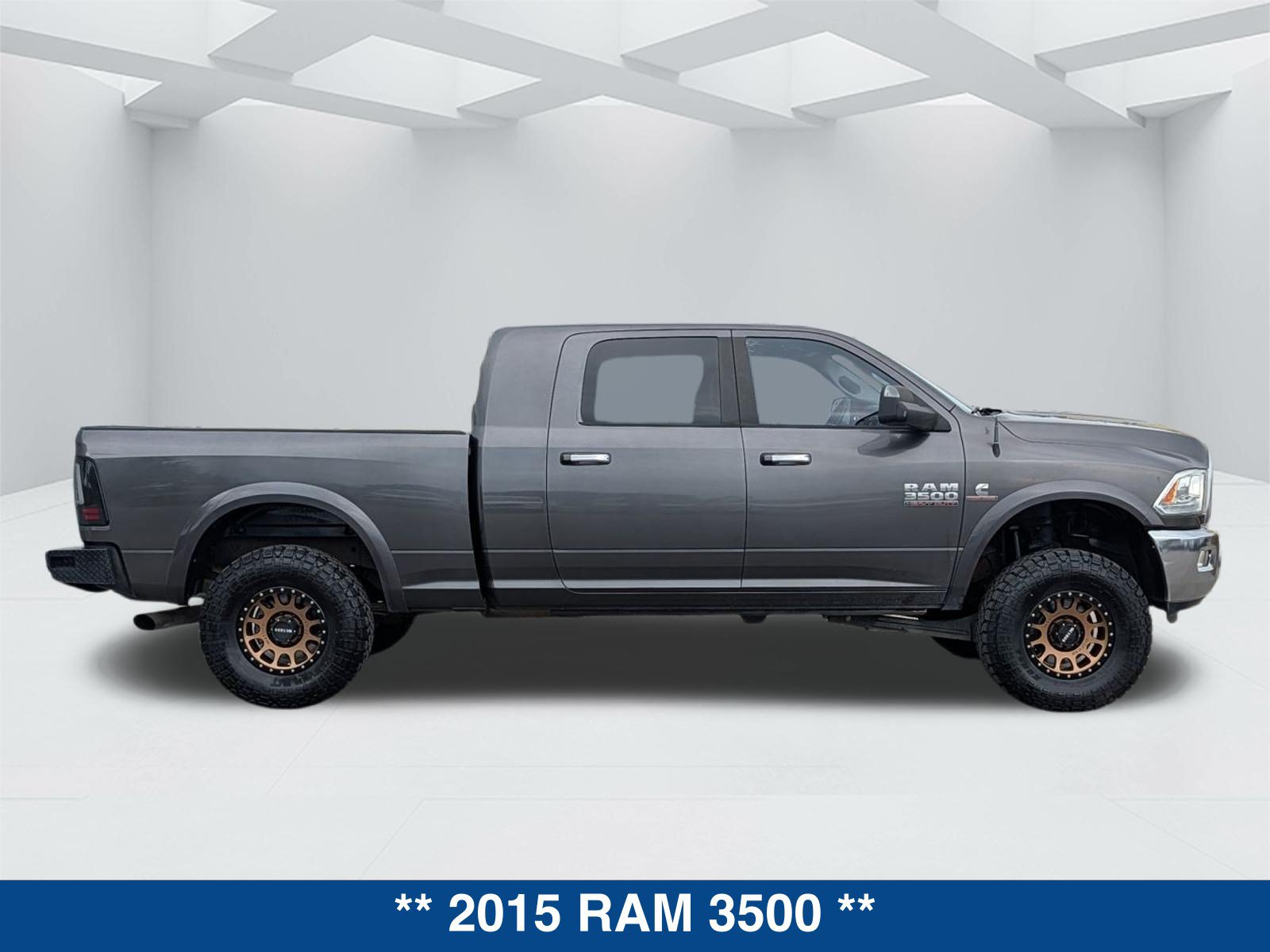 Used 2015 RAM 3500 Laramie w/ Convenience Group AWD/4WD image 4