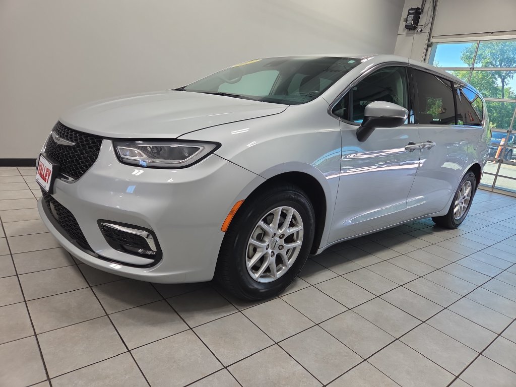 Used 2023 Chrysler Pacifica Touring-L FWD image 7