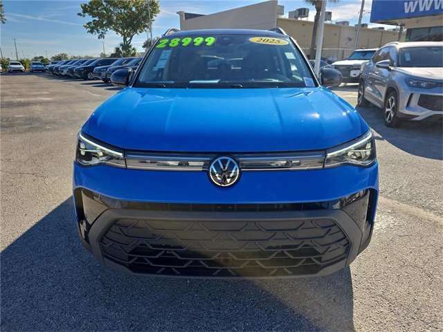 Used 2025 Volkswagen Taos SE image 2