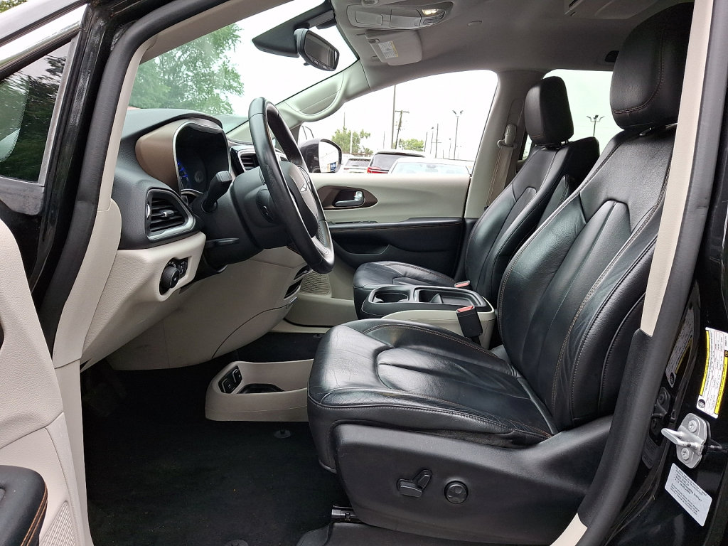 Used 2017 Chrysler Pacifica Touring-L FWD image 19