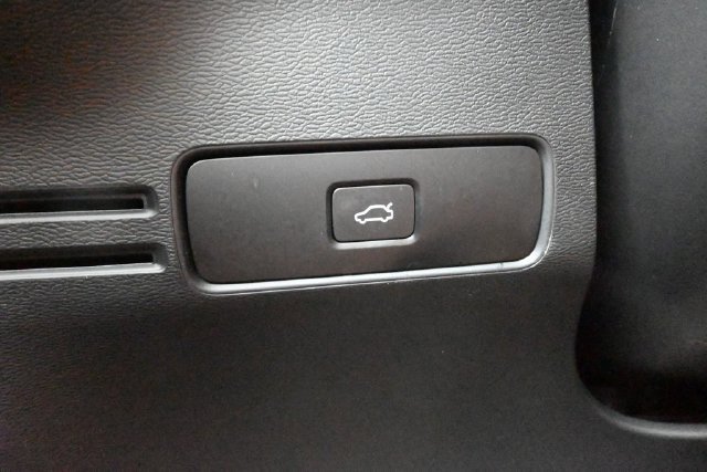 Used 2025 Volvo XC40 B5 Plus AWD/4WD image 27