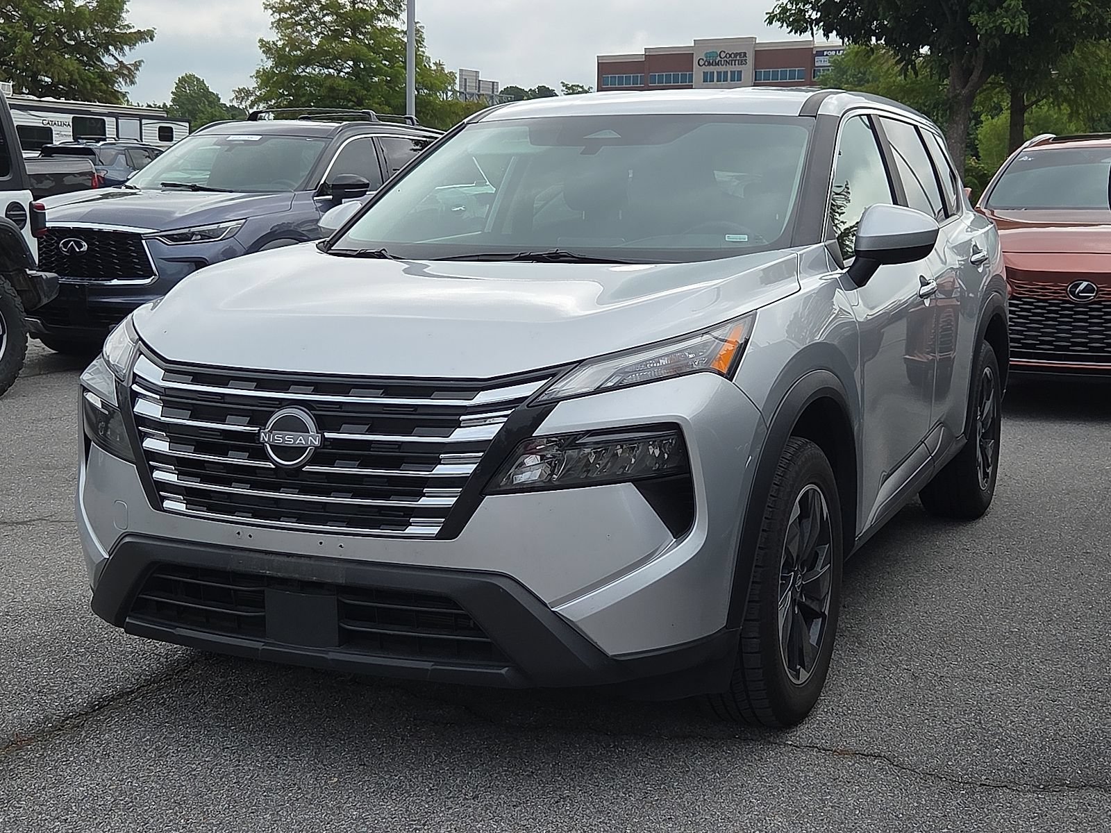 Used 2025 Nissan Rogue SV FWD image 2